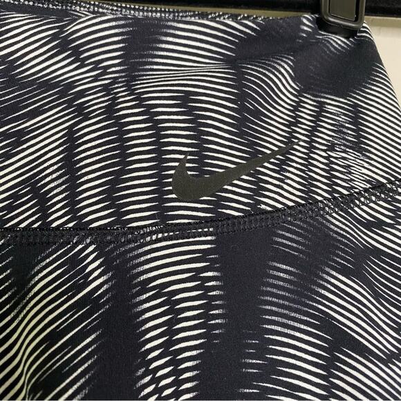 Nike Dri Fit Black + White Legendary Waves Training Reflective Crops XS - Picture 3 of 11